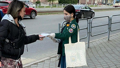 В Челябинске проходит акция по раздаче многоразовых масок