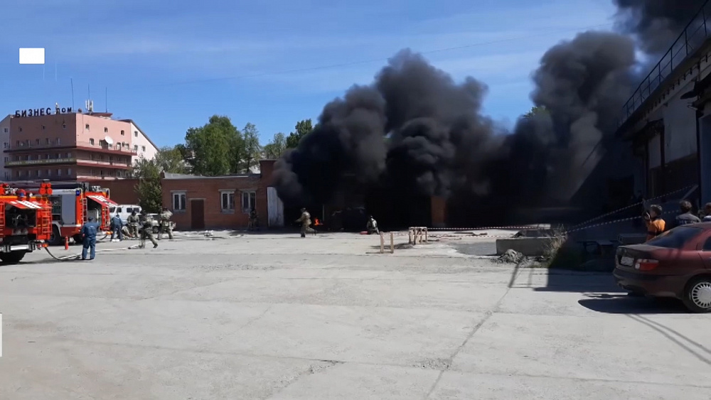 В Миассе загорелся автосервис