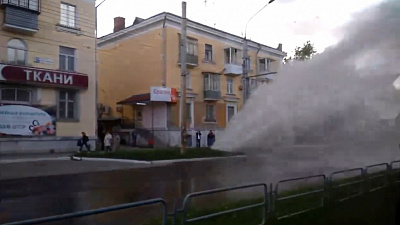 В центре Миасса из-под земли бьёт фонтан: видео очевидцев