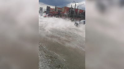 Река кипятка побежала по Свердловскому проспекту: видео с места ЧП