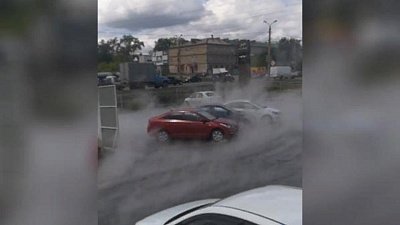 Челябинские коммунальщики залили кипятком выставочные машины на парковке автосалонов