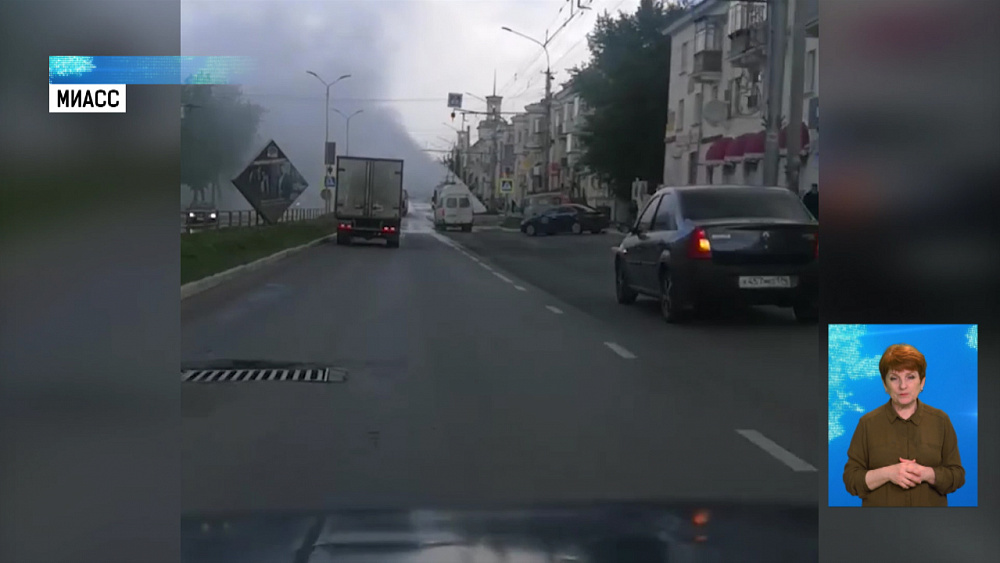 Кубометры воды вылились на дорогу в Миассе
