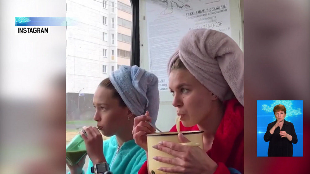 Челябинки позавтракали в маршрутке в халатах