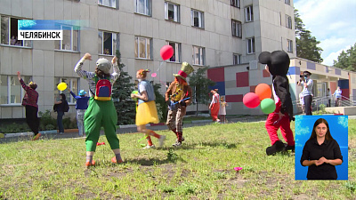 Пациентов ЧОДКБ с 1 июня поздравил оркестр