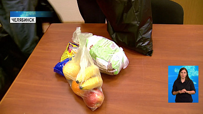 Волонтёры развозят продуктовые наборы