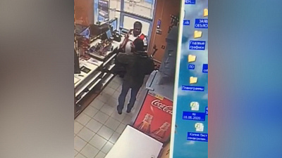 Ограбил АЗС с топором: видео камеры наблюдения