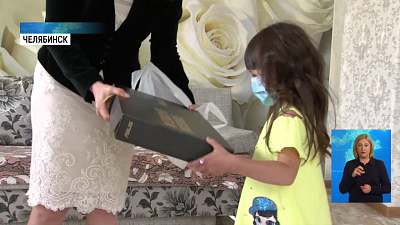 Губернатор подарил ноутбук маленькой рыбачке