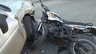 В Златоусте мотоциклист попал под колёса ВАЗ 2112: подробности на видео