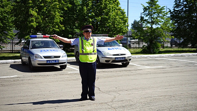 Полицейские сняли видео, чтобы напомнить водителям о жестах регулировщика