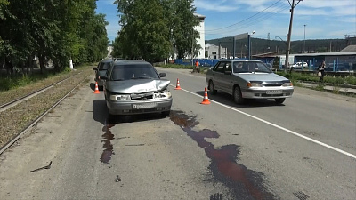 Пьяный водитель подбил две машины в Златоусте: видео с места ДТП