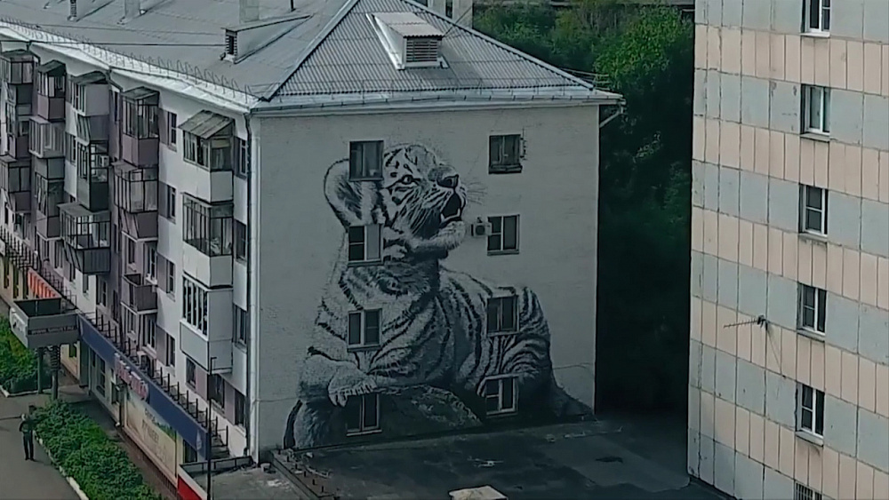 Челябинские мастера стрит-арта дополнили начатую год назад композицию