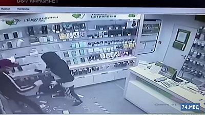 Налёт на салон сотовой связи: видео с камеры наблюдения