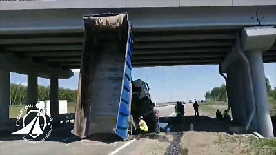 МАН протаранил мост над трассой М-5: видео очевидца
