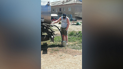 Губернатор организовал доставку воды жителям Фершампенуаза: видео из Нагайбакского района