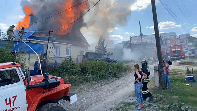 Пожар в частном доме в Миассе сняли на видео очевидцы