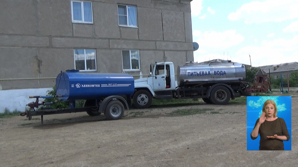 Жителям привезли питьевую воду