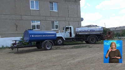 Жителям привезли питьевую воду