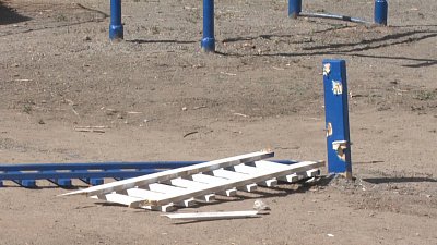 В Миассе вандалы разрушили детскую площадку