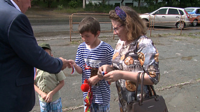 Миасцам вручают ленточки ко Дню России