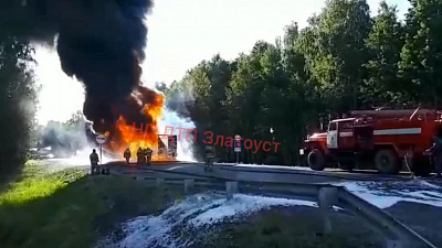 Пожар на трассе М-5: на видео горит фура и 20 тонн полиэтилена