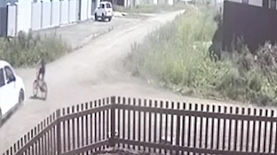 Авария с велосипедистом попала в объектив видеорегистратора