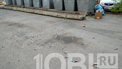 Челябинцев напугали разбросанные пробирки с кровью