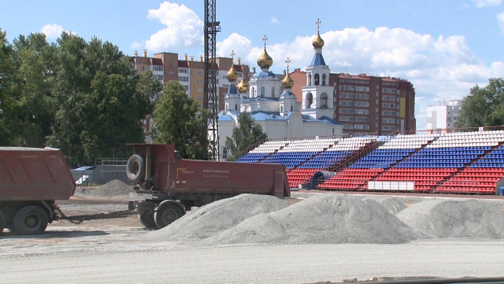 Глава Миасса проверил ход работ на спортивных объектах