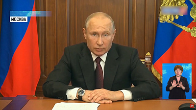 Владимир Путин продлил выплаты медикам
