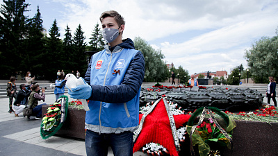 Над Челябинском пролетели белые голуби