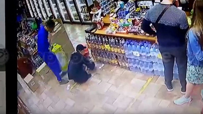 Поднял деньги с пола: видео необычной кражи