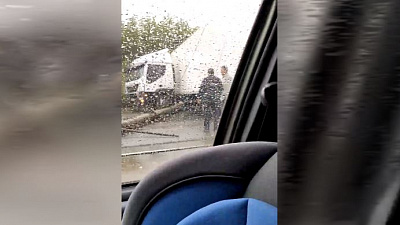 Большегруз в Магнитогорске сбил столб и остановил движение трамваев