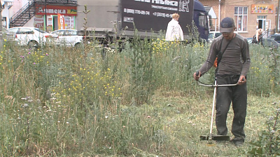 На площади возле памятника Ленину прошел субботник