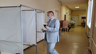 Досрочное голосование эксперта ОНФ попало на видео