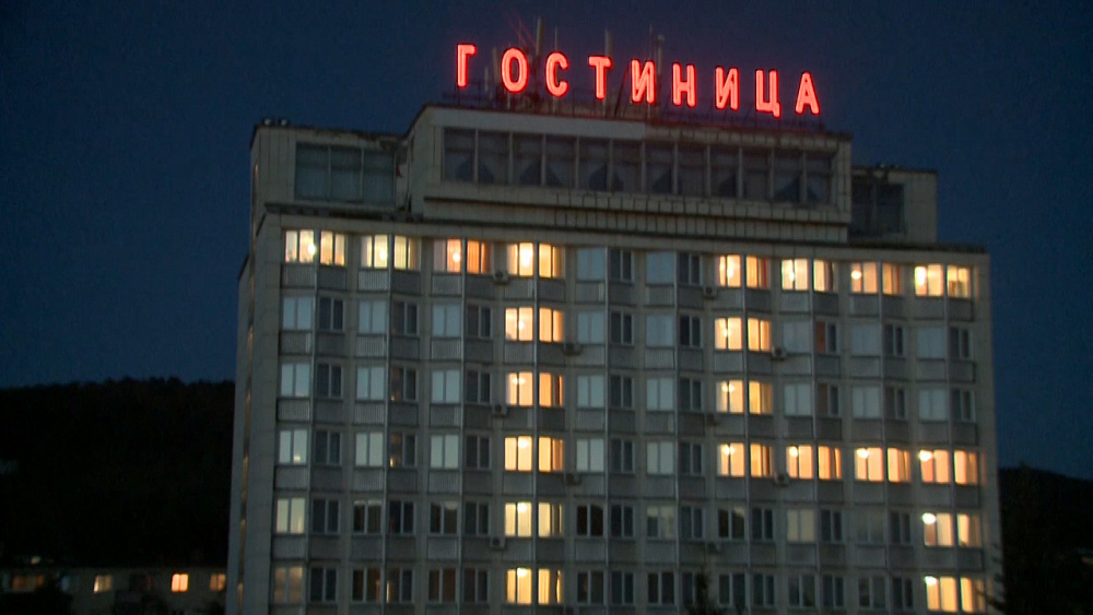 Окна гостиницы Нептун зажглись в виде цифры 75