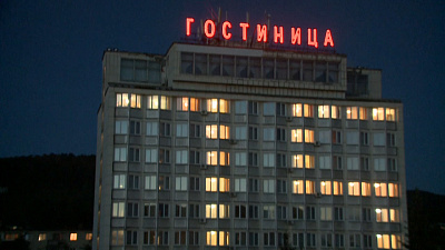 Окна гостиницы Нептун зажглись в виде цифры 75