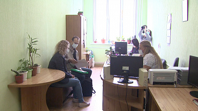 Молодые семьи получают сертификаты на жильё