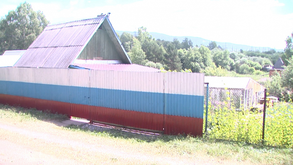 Садовод из Миасса выкрасил забор в триколор