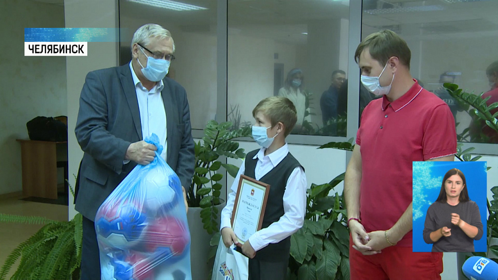 Челябинский школьник покупает мячи для детдома