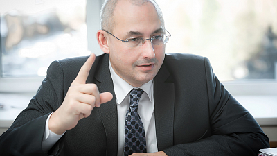 Александр Кузнецов: «Мы продолжаем уходить от только бумажных учебников, переходим к электронным»