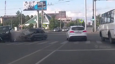 В Челябинске легковушка вывернула прямо под колеса внедорожника