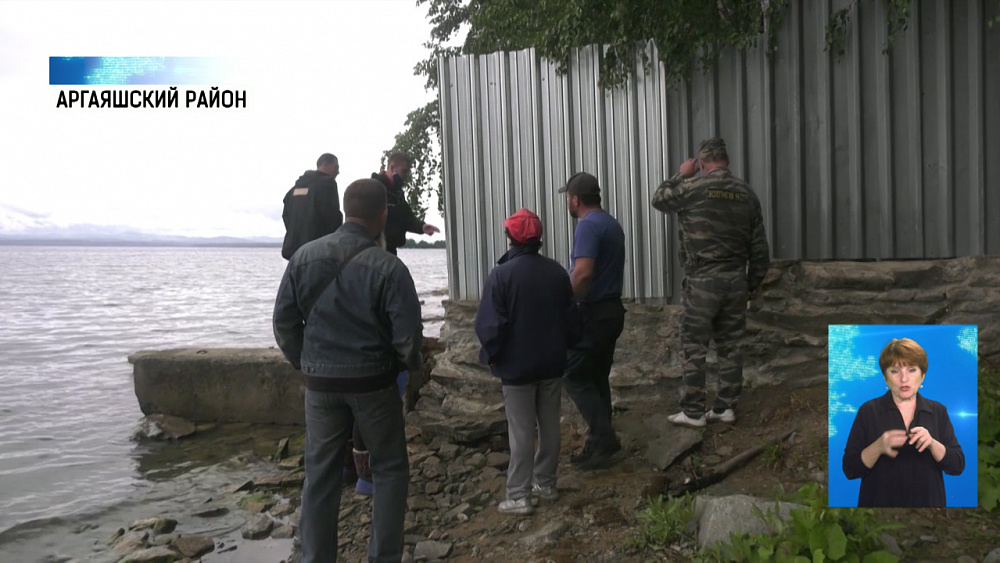 На озере Увильды снесли бетонный забор