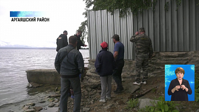 На озере Увильды снесли бетонный забор