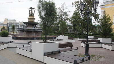 В Челябинске на Кировке установили вазоны с необычными растениями и дизайнерские скамейки