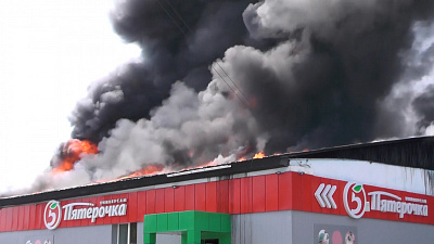 Магазин в Пласте эвакуировали из-за вспыхнувшей крыши