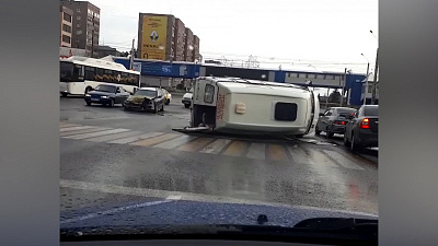 Маршрутное такси перевернулось на дороге в Магнитогорске