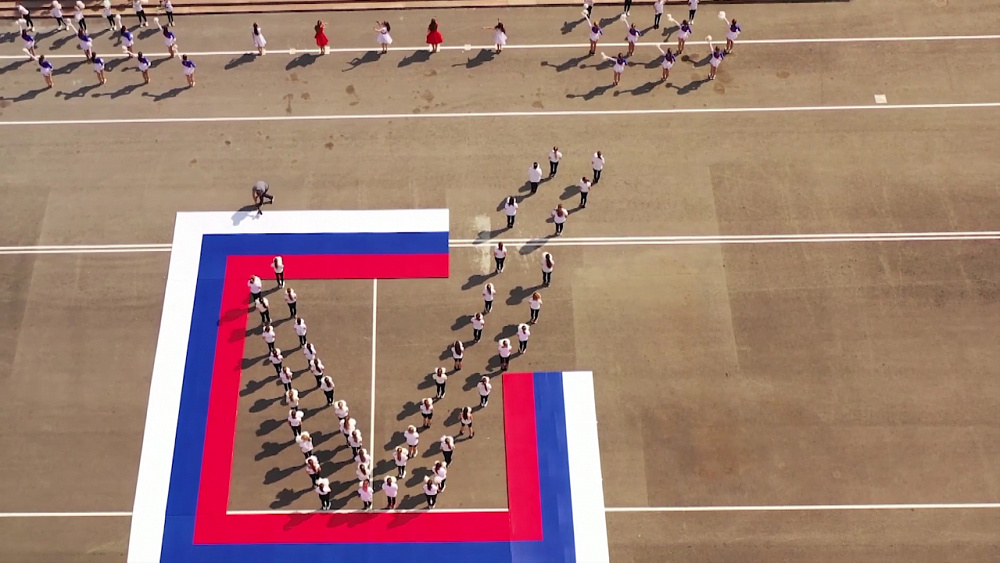 На площади Революции развернули пятидесятиметровый триколор