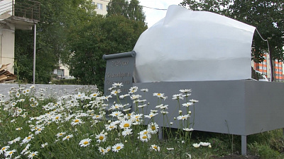 У городской больницы №2 появилась гигантская маска