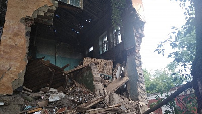 В Златоусте начал разваливаться аварийный дом