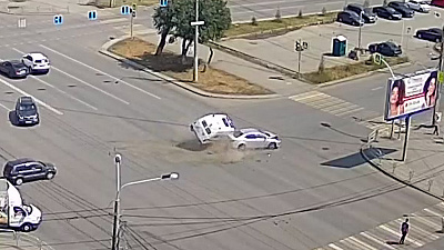 Машина скорой помощи перевернулась на перекрестке в Челябинске