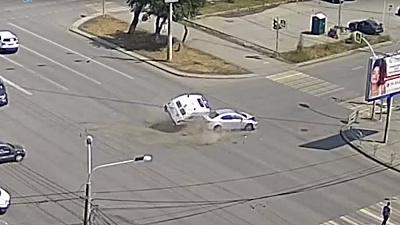 Стали известны подробности аварии со скорой помощью на перекрестке улиц Воровского и Курчатова